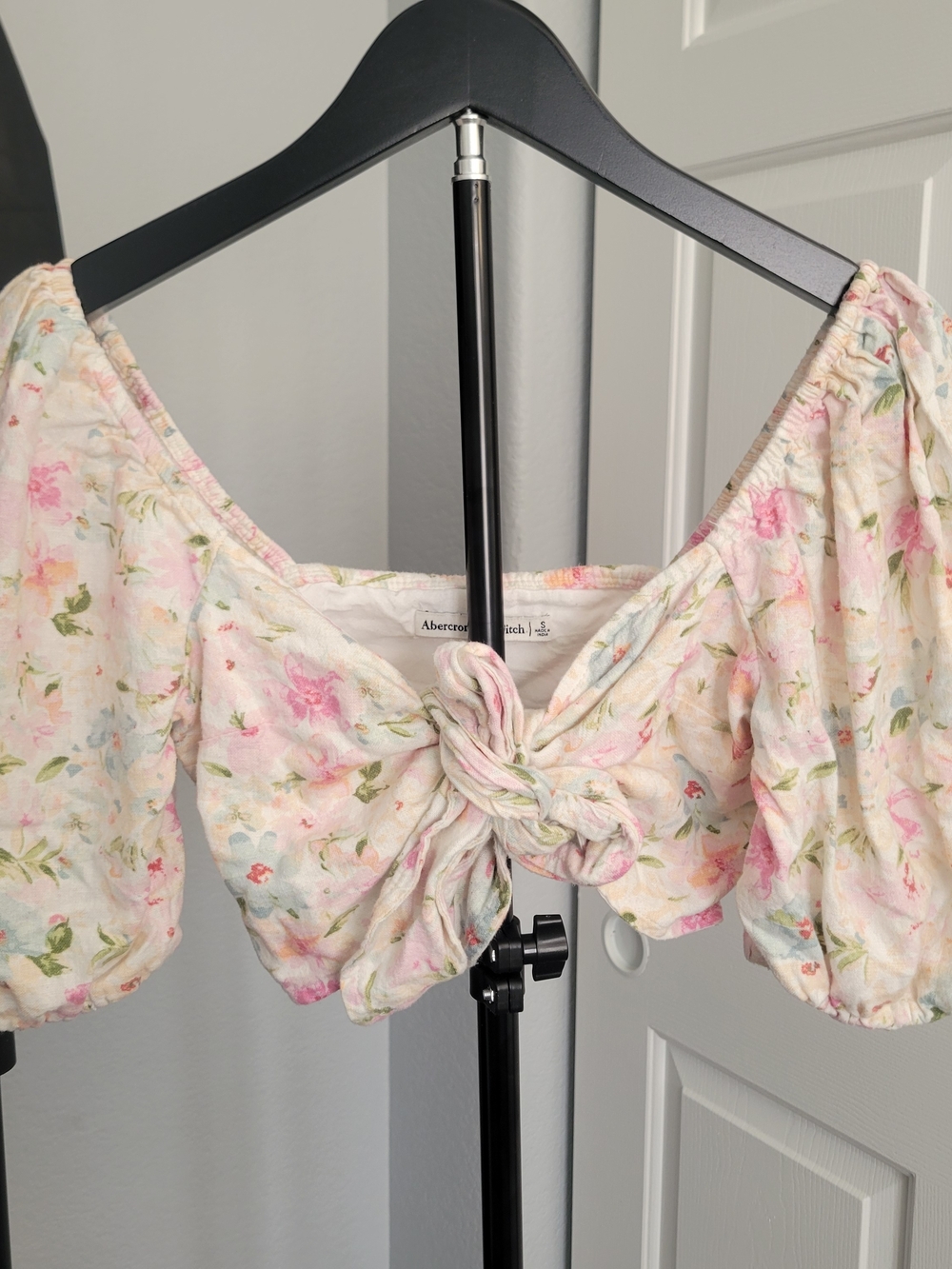 Abercrombie & Fitch Pink Cream Floral Tie-Front Puff Sleeve Crop Top - Picture 2 of 4